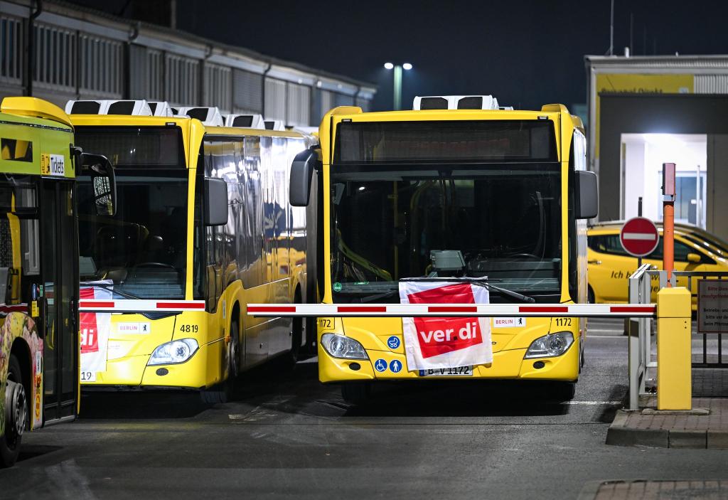 Am Freitag wird in mehreren Bundesländern der Nahverkehr bestreikt. (Symbolbild) - Foto: Soeren Stache/dpa