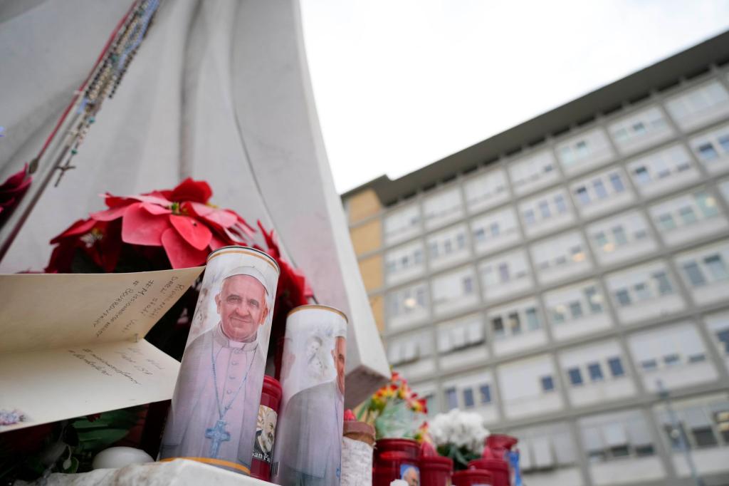 Der klinische Zustand von Papst Franziskus ist nach Vatikan-Angaben stabil. - Foto: Gregorio Borgia/AP/dpa