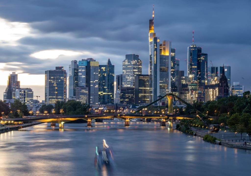 Frankfurter Skyline: Mehrere Banken habe große Mietverträge für neue Büros abgeschlossen. (Archivbild) - Foto: Boris Roessler/dpa