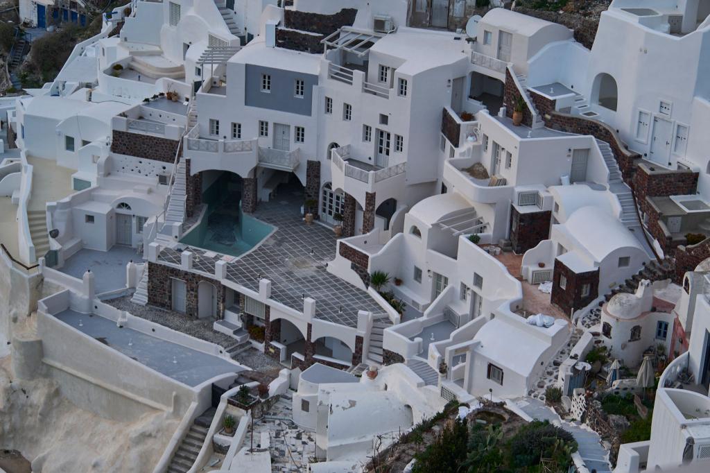 Santorini ist eine beliebte Urlaubsinsel. Seit Wochen bebt dort die Erde. (Archivbild) - Foto: Petros Giannakouris/AP/dpa