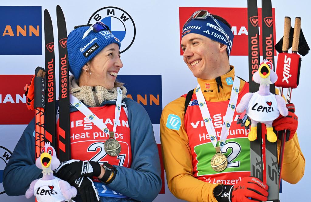 Franziska Preuß und Justus Strelow strahlen auf dem Siegerpodest. - Foto: Martin Schutt/dpa