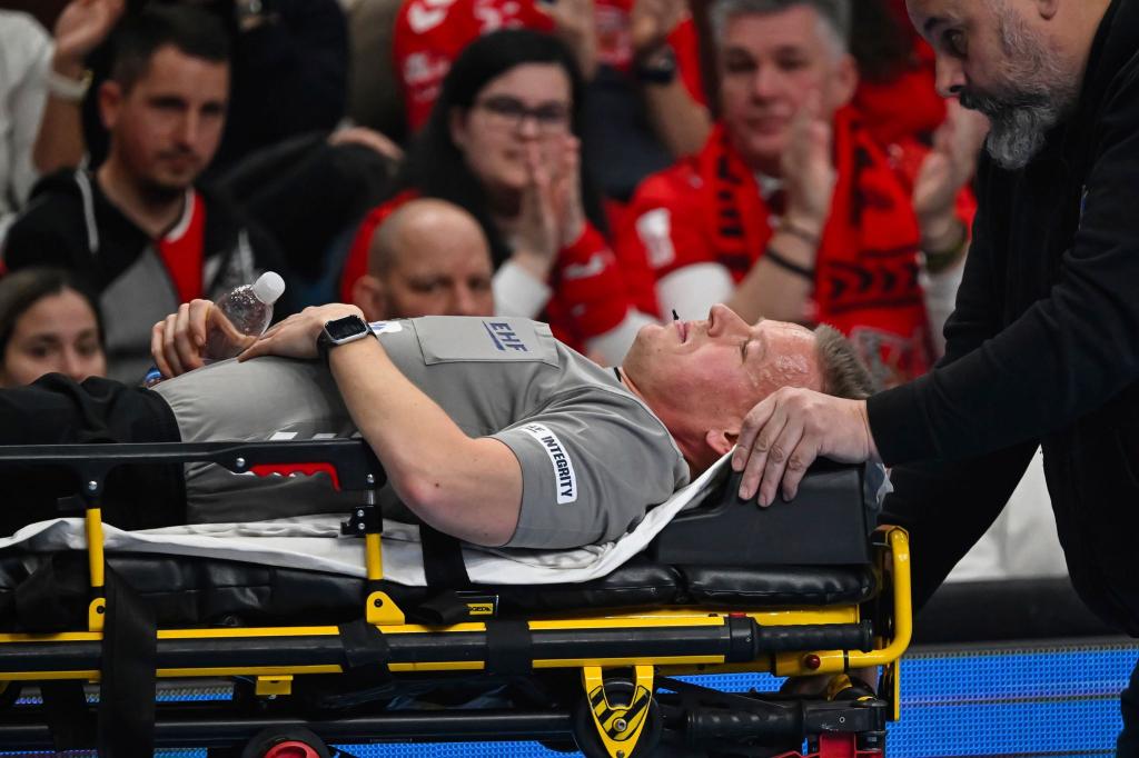 Der dänische Schiedsrichter Jesper Madsen ist beim Champions-League-Spiel zwischen KC Veszprem und Sporting Lissabon kollabiert. - Foto: Tamas Vasvari/MTI/AP/dpa