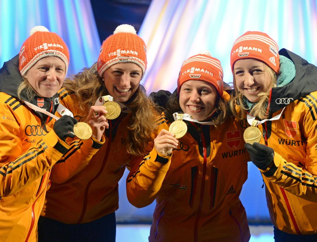 Franziska Hildebrand, Vanessa Hinz, Laura Dahlmeier und Franziska Preuß mit ihren Goldmedaillen 2015. - Foto: picture alliance / dpa