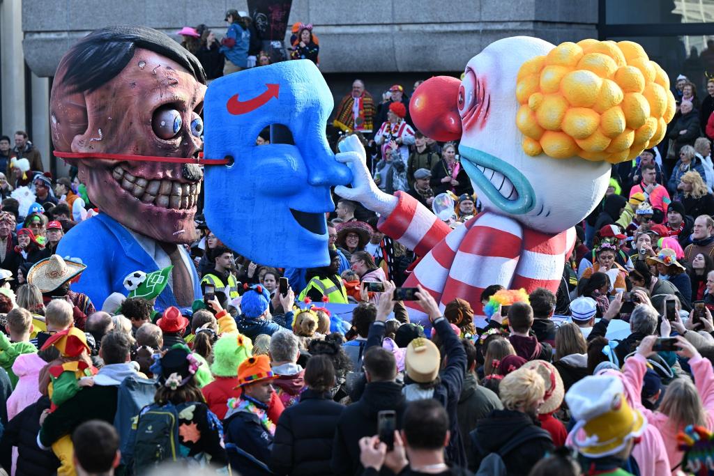 Die Bundestagswahlen finden wenige Tage vor dem Straßenkarneval - hier beim Rosenmontag in Düsseldorf - statt (Illustration) - Foto: Federico Gambarini/dpa