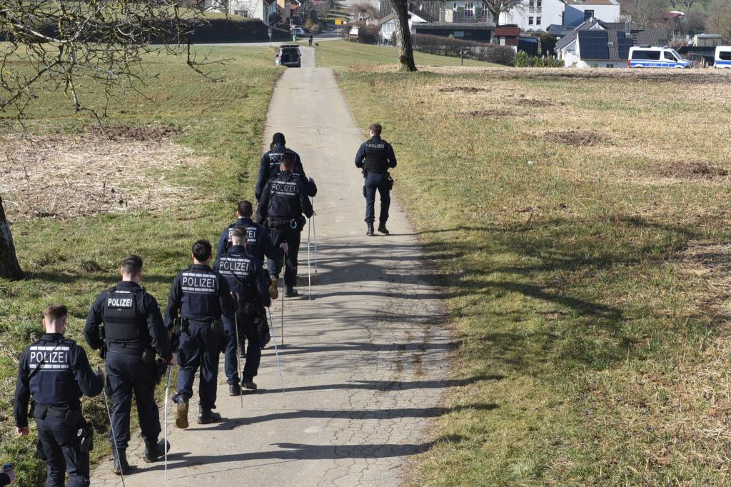 Einsatzkräfte der Polizei suchen das Fundgebiet nach Hinweisen ab. - Foto: Jonas Günther/dpa