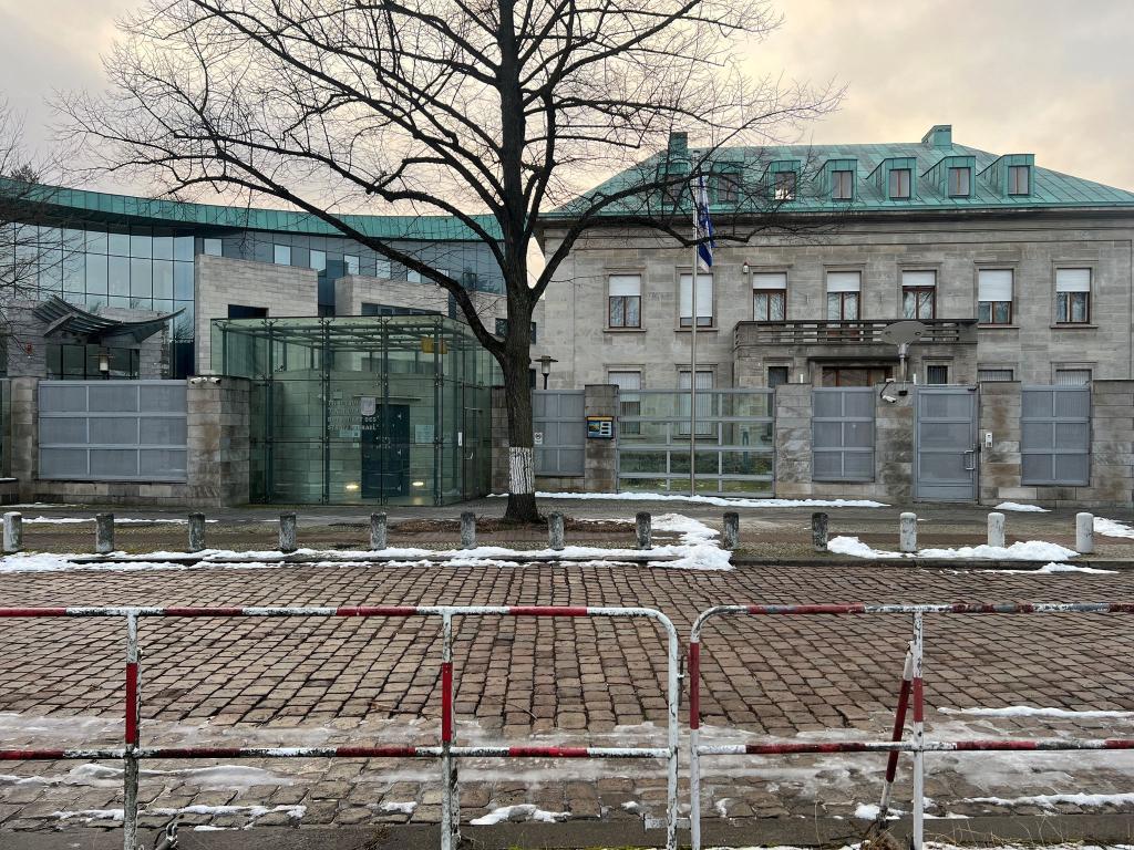 Im Ziel von Anschlagsplänen: Die israelische Botschaft in Berlin. - Foto: Julius-Christian Schreiner/-/dpa