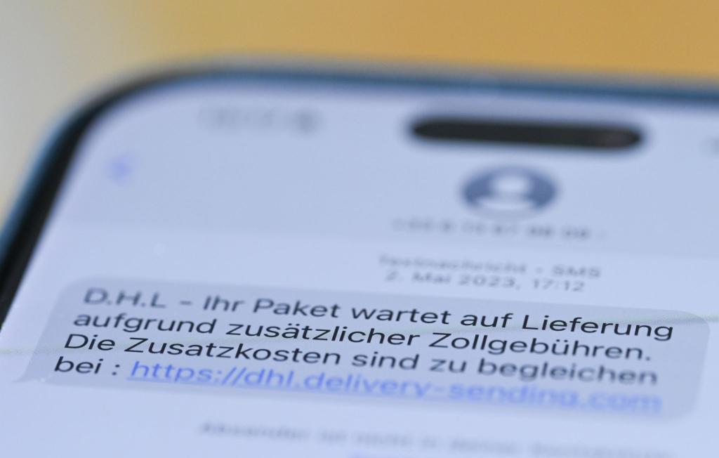 Die Deutsche Telekom will vom 1. April an betrügerischen SMS blockieren. - Foto: Wolf von Dewitz/dpa-Zentralbild/dpa