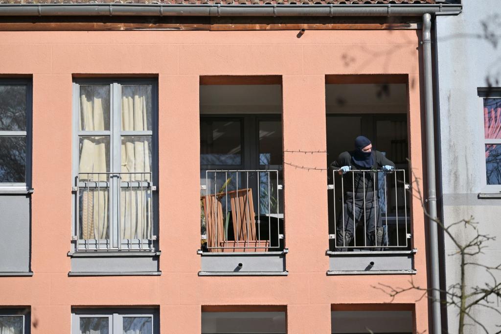 Sprengstoffverdacht im Zusammenhang mit den Ermittlungen wegen eines mutmaßlichen Anschlagsplans: Die Polizei findet einen verdächtigen Gegenstand in einer Wohnung in Potsdam. - Foto: Michael Bahlo/dpa