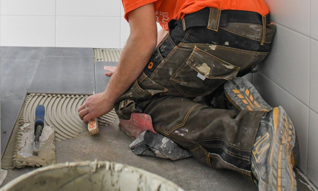 Fliesenleger: Das deutsche Handwerk beklagt einen Mangel an Nachwuchs. (Archivbild) - Foto: Patrick Pleul/dpa-Zentralbild/dpa