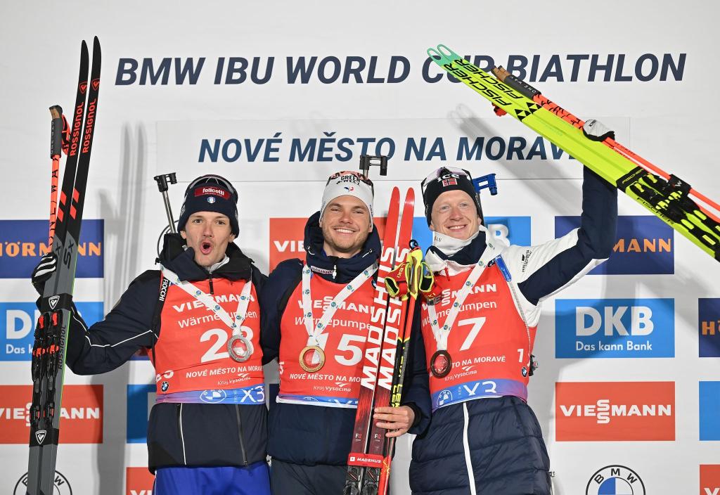 Emilien Jacquelin (M) sicherte sich den Sieg in Nove Mesto. - Foto: Lubo Pavlíèek/CTK/dpa