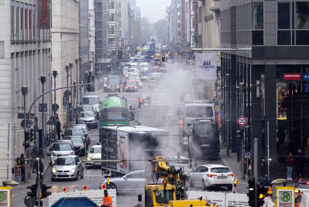 Für einen Stau reicht es noch leicht, doch die Zahl der Autos in Berlin ist 2024 gesunken. (Archivbild) - Foto: Soeren Stache/dpa/ZB