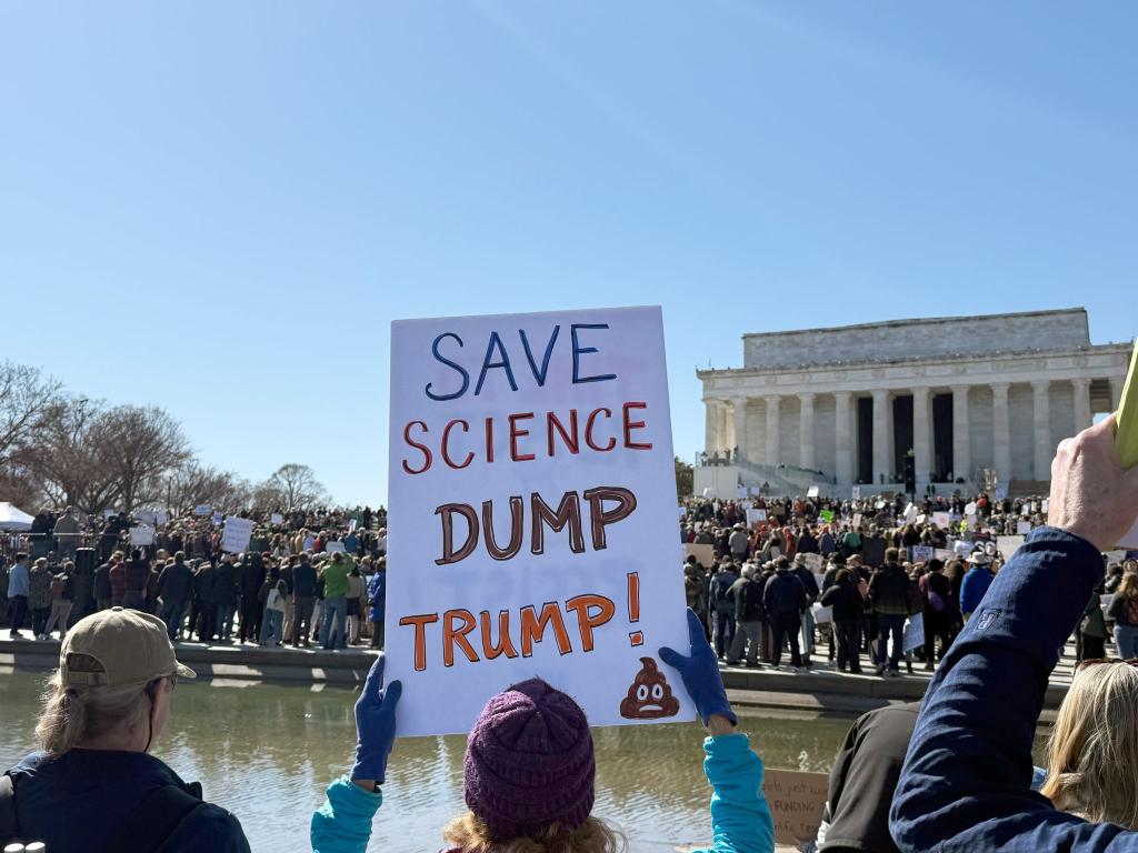 Proteste gegen die Regierung: «Rettet die Wissenschaft - Weg mit Trump!» - Foto: Thomas Müller/dpa