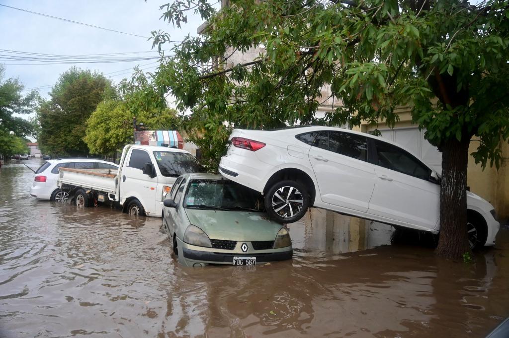 Das Unwetter hat für viel Zerstörung gesorgt. - Foto: Juan Sebastian Lobos/AP/dpa