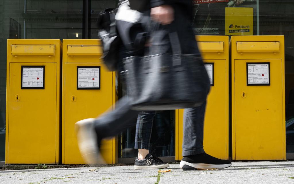 Hier stehen vier Briefkästen nebeneinander, anderswo sind sie spärlicher präsent. - Foto: Marijan Murat/dpa