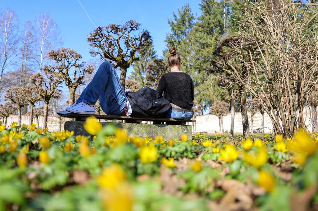 Warme Temperaturen luden vielerorts zu einem Sonnenbad ein. - Foto: Thomas Warnack/dpa