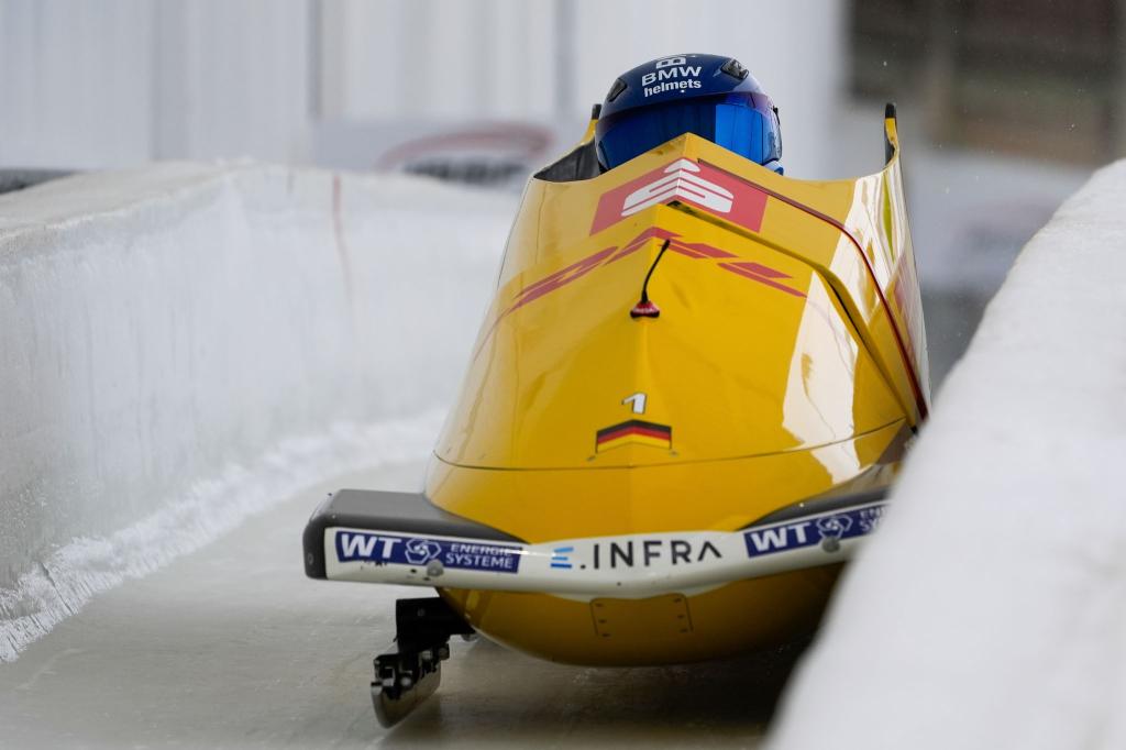 Francesco Friedrich (vorn) und Alexander Schüller führen zur Halbzeit der Zweierbob-WM in Lake Placid. - Foto: Julia Demaree Nikhinson/AP/dpa