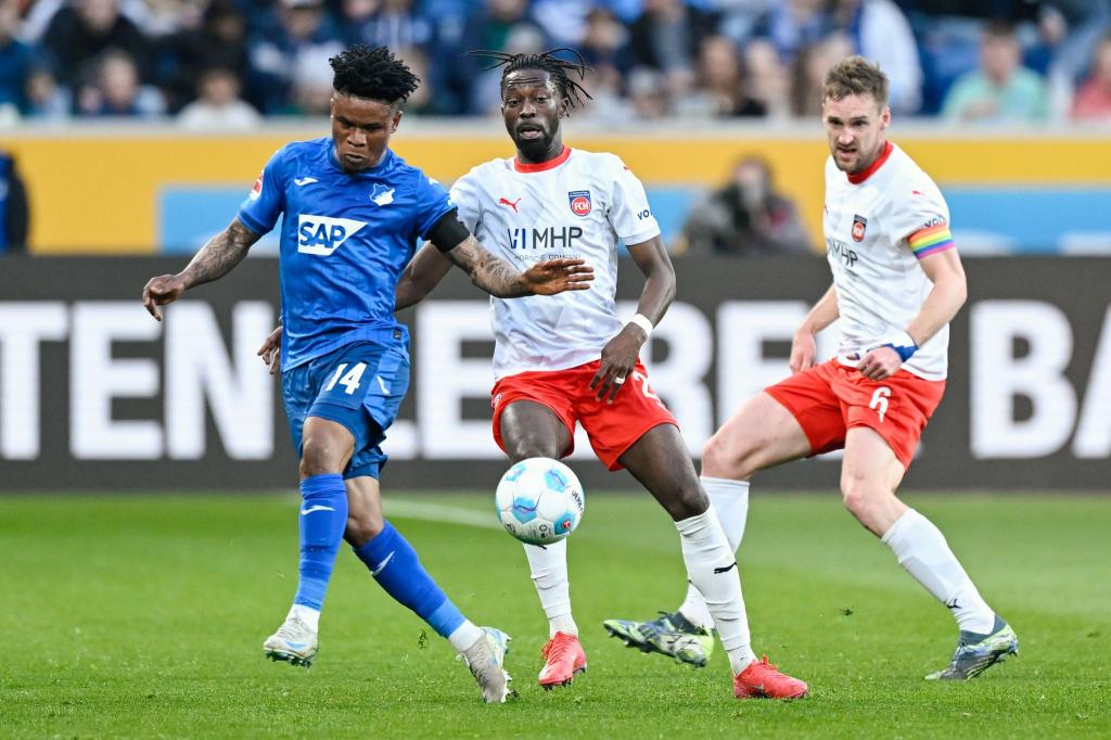 Hoffenheims Gift Orban (l) vergab in der ersten Hälfte gegen Heidenheim die Riesenchance zum 2:0 - Foto: Uwe Anspach/dpa