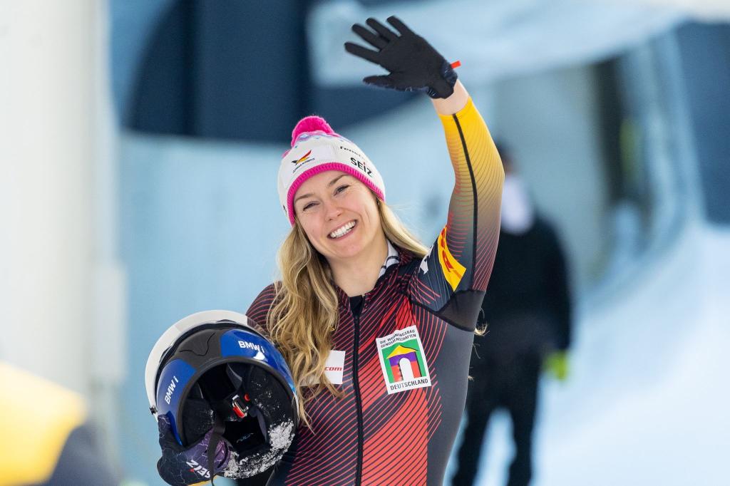 Laura Nolte freut sich bei der Monobob-WM in Lake Placid über Silber. - Foto: Expa/Johann Groder/APA/dpa