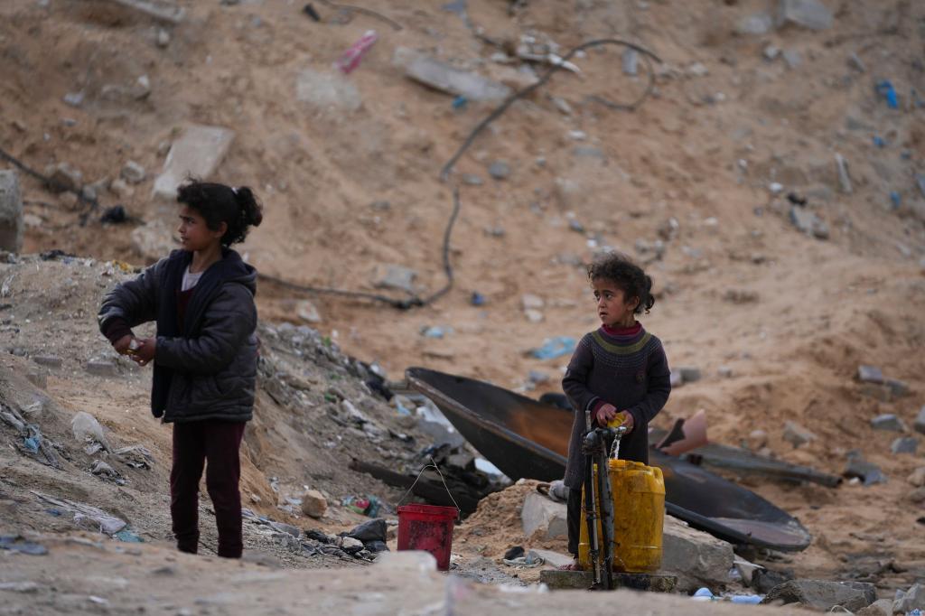 Israel könnte Berichten zufolge auch die Wasserversorgung kappen. (Archivbild) - Foto: Jehad Alshrafi/AP/dpa