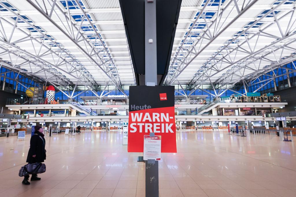 Verdi-Warnstreik am Flughafen Hamburg: Blick in den fast menschenleeren Terminal 1 - Foto: Christian Charisius/dpa