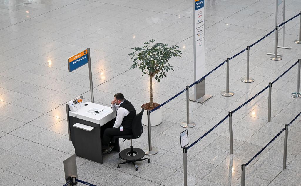 Seit 0.00 Uhr sind Beschäftigte aus dem öffentlichen Dienst der Flughafenbetreiber, den Bodenverkehrsdiensten und den Luftsicherheitsbereichen in verschiedenen Tarifkonflikten im Ausstand. - Foto: Peter Kneffel/dpa