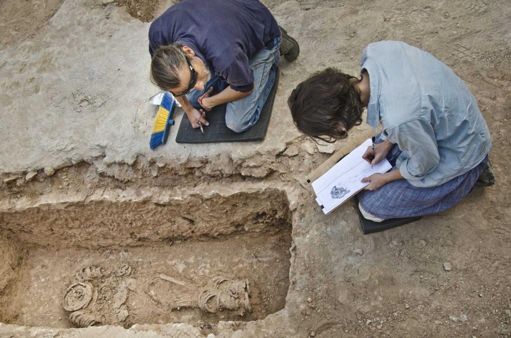 Archäologen finden Leiche von Nonne mit schweren Eisenringen - Foto: Yoli Schwartz/Israelische Altertumsbehörde/dpa