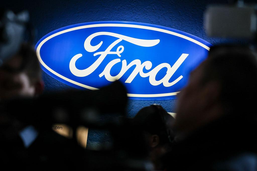 Ein Firmenschild des Autobauers Ford bei einer Betriebsversammlung Ende 2024: Das Unternehmen macht schwierige Zeiten durch. - Foto: Christoph Reichwein/dpa