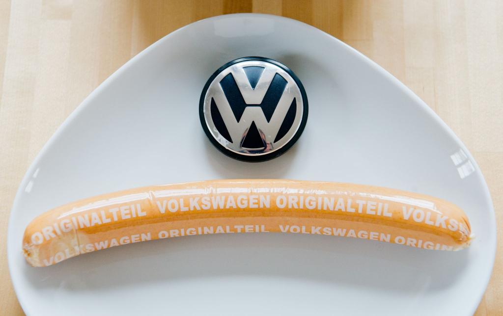 Die VW-Currywurst ist nicht nur in den Werkskantinen erhältlich, sondern auch in vielen Supermärkten. (Archivfoto) - Foto: Julian Stratenschulte/dpa