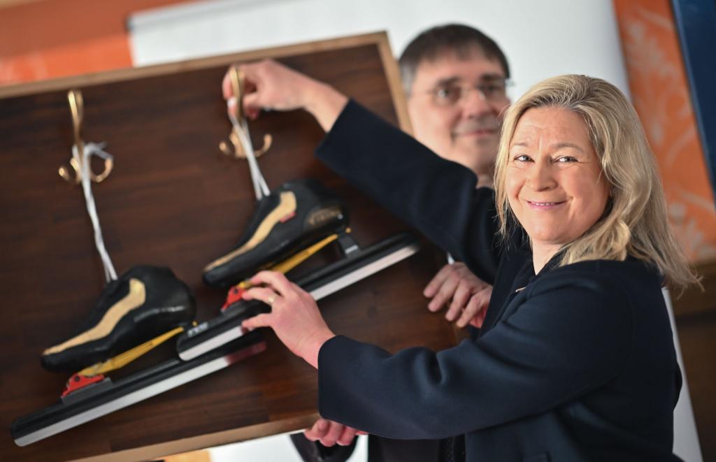 Mit 53 Jahren: Olympiasiegerin Pechstein beendet Karriere und hängt in Berlin bei einer Pressekonferenz ihre Schlittschuhe symbolisch an den Haken. - Foto: Sebastian Christoph Gollnow/dpa