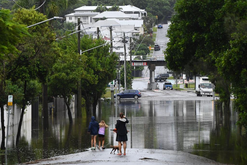 In der Millionenstadt Brisbane sind viele Straßen überschwemmt. - Foto: Jono Searle/AAP/dpa