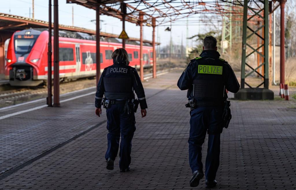 Stationäre Grenzkontrollen sind im Schengen-Raum eigentlich nicht vorgesehen und müssen, da wo sie trotzdem eingerichtet werden, bei der EU-Kommission angemeldet werden. (Archivfoto) - Foto: Patrick Pleul/dpa