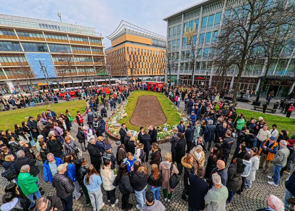 Rund 1.500 Menschen kamen zum interreligiösen Gebet in Mannheim, um der Opfer der Todesfahrt vor einer Woche zu gedenken. - Foto: Andreas Arnold/dpa