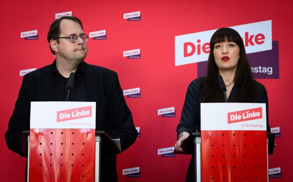 Sören Pellmann und Heidi Reichinnek kündigen einen Eilantrag vor dem Bundesverfassungsgericht an. - Foto: Bernd von Jutrczenka/dpa