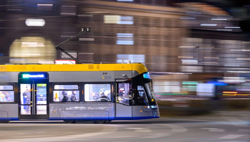 Als einzige Großstadt hat Leipzig das Nahverkehrsangebot seit 2023 um mehr als 10 Prozent ausgebaut. (Archivbild) - Foto: Hendrik Schmidt/dpa