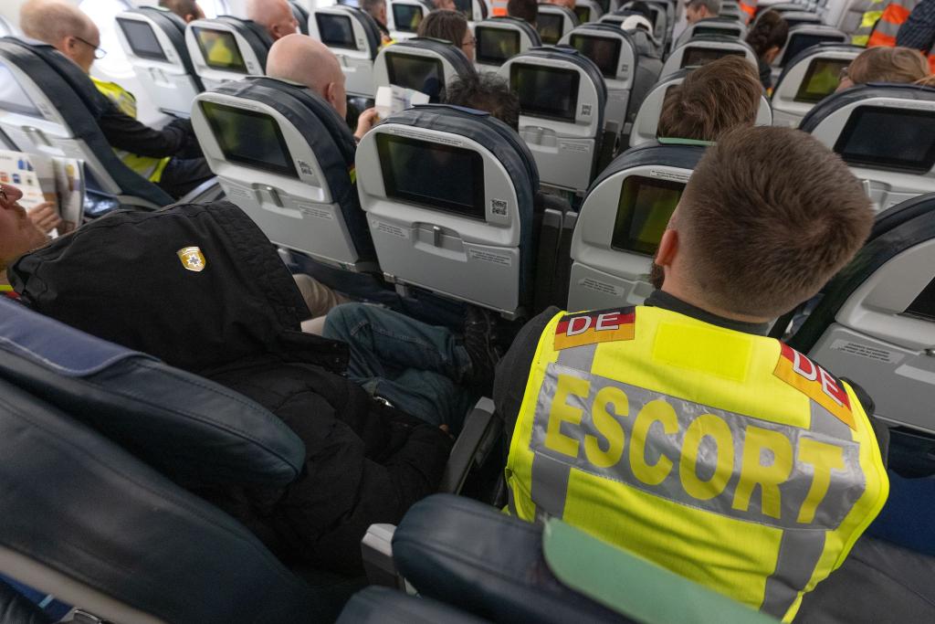 Nach Angaben der EU-Kommission kehrt nur etwa jeder fünfte abgelehnte Asylbewerber in seine Heimat zurück. (Archivbild) - Foto: Boris Roessler/dpa