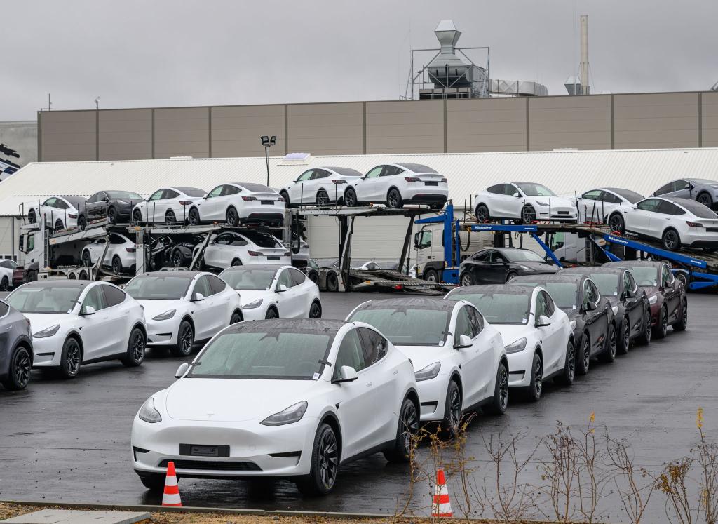 Selbst US-Präsident Trump will seinem Berater Musk und dessen Autofirma nun unter die Arme greifen. - Foto: Patrick Pleul/dpa