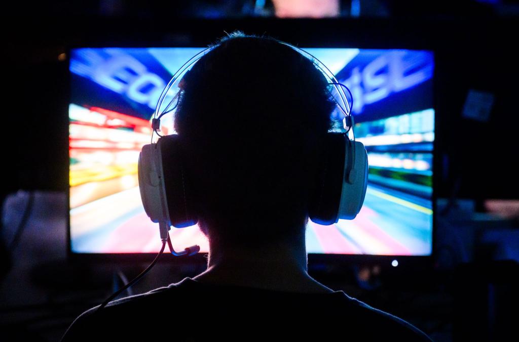 Ein Computerspieler bei der Messe Gamevasion in Hannover 2024. - Foto: Julian Stratenschulte/dpa