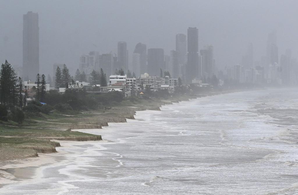 Statt Sandstrand ragen an der Gold Coast stellenweise nun meterhohe «Klippen» ins Meer. - Foto: Dave Hunt/AAP/dpa