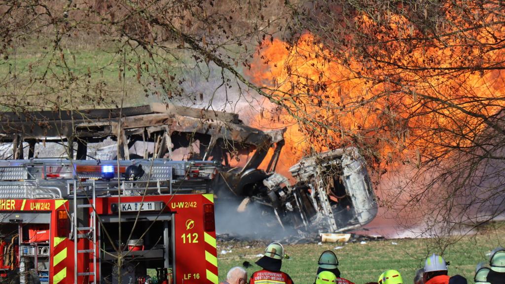 Flammen lodern nach einem Zusammenstoß zwischen einem Tanklaster und einer Stadtbahn - Foto: Rene Priebe/dpa