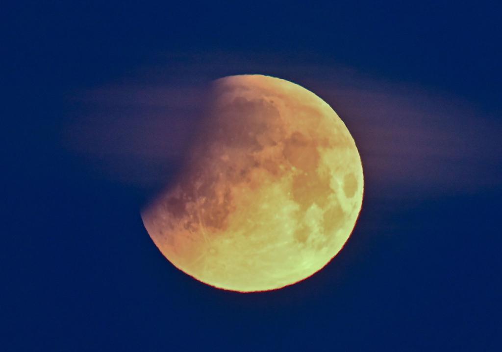 Durch den Erdschatten verdunkelt sich der Mond. (Archivbild) - Foto: Patrick Pleul/dpa