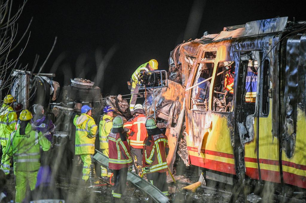 Einsatzkräfte arbeiten an der Unfallstelle nach dem Zusammenstoß eines Tanklasters mit einer Stadtbahn in Ubstadt-Weiher. - Foto: Jason Tschepljakow/dpa