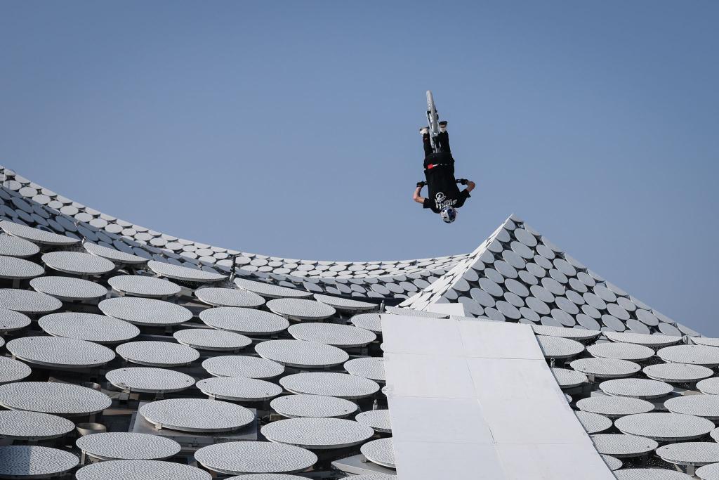 Das hat vor ihm noch keiner gemacht: Fabio Wibmer fährt auf dem Dach der Elphi und macht einen Rückwärtssalto. - Foto: Christian Charisius/dpa