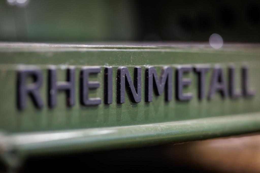 Rheinmetall-Logo auf einem Militärfahrzeug - die Nachfrage nach den Rüstungsgütern des Düsseldorfer Unternehmens ist stark gestiegen. - Foto: Daniel Karmann/dpa