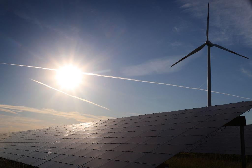 Wind und Sonne als wichtige Energiequellen: Rekord für Ökostromproduktion in Deutschland (Archivbild) - Foto: Karl-Josef Hildenbrand/dpa