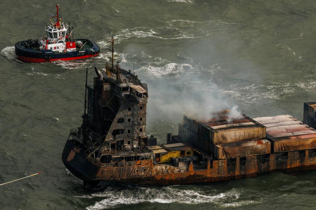 Rauch auf dem Frachtschiff «Solong». - Foto: Dan Kitwood/getty pool/AP/dpa