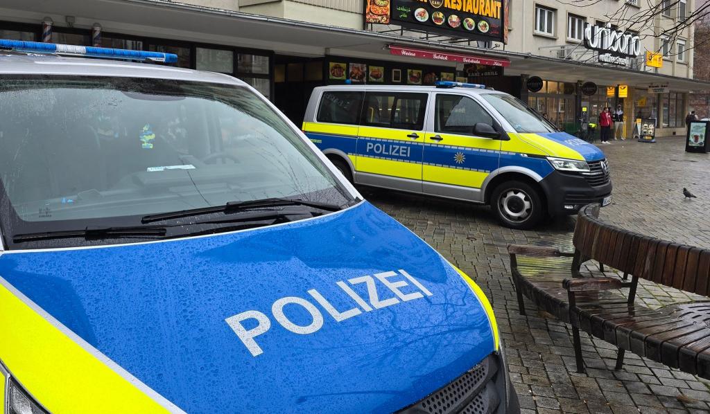 Polizeikräfte suchen nach dem Verdächtigen. - Foto: Thomas Riedel/dpa