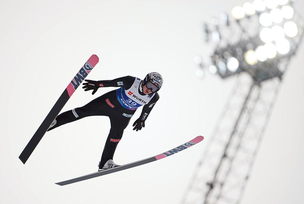 Wurde vorläufig suspendiert: Skispringer Marius Lindvik. - Foto: Georg Hochmuth/APA/dpa