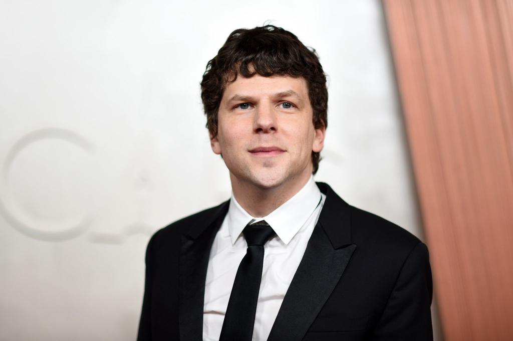 Jesse Eisenberg sehnt sich nach Lob durch den KI-Chatbot ChatGPT. (Archivbild) - Foto: Richard Shotwell/Invision/dpa