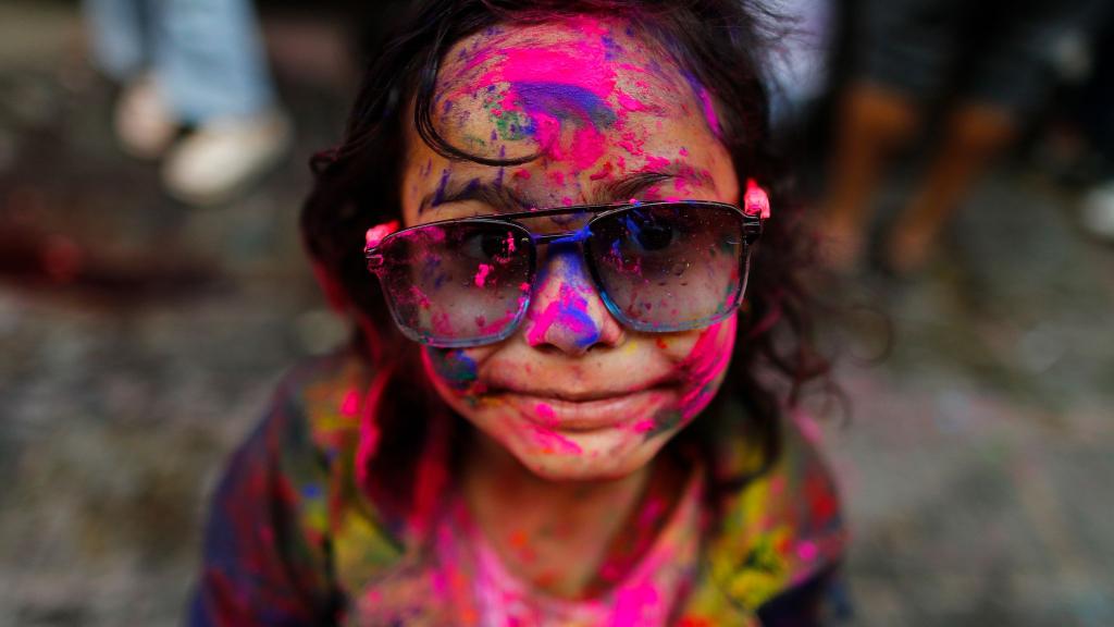 Frühlingsfest Holi in Nepal: Ein Mädchen mit gefärbtem Gesicht nimmt an den Feierlichkeiten teil. - Foto: Skanda Gautam/ZUMA Press Wire/dpa