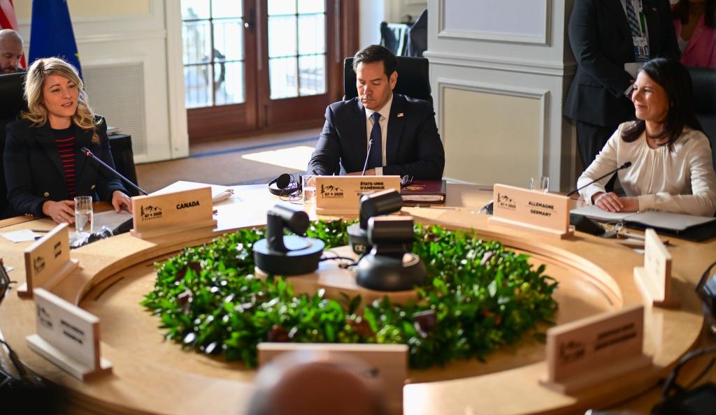 Die Minister nahmen an einem runden Tisch Platz. - Foto: Sebastian Christoph Gollnow/dpa